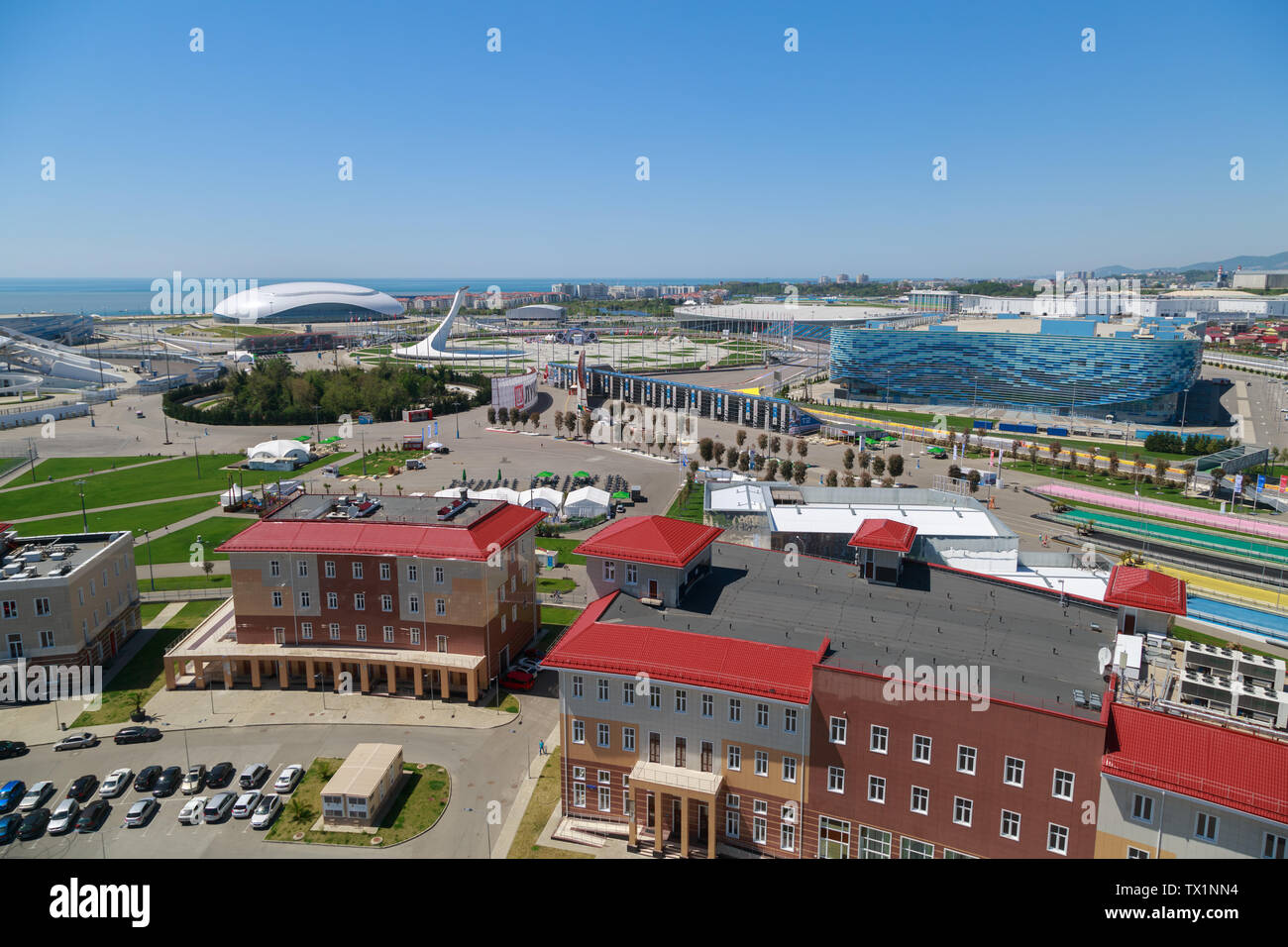 Sotchi, région de Krasnodar, Russie, 01 mai 2017 : Vue de dessus les bâtiments administratifs et le Parc olympique de Sotchi sur le bord de la mer Banque D'Images