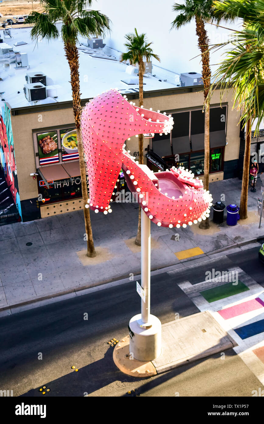 Regardant vers le bas sur l'éclairé au néon chaussure haut talon sur Fremont Street, Las Vegas, Nevada Banque D'Images