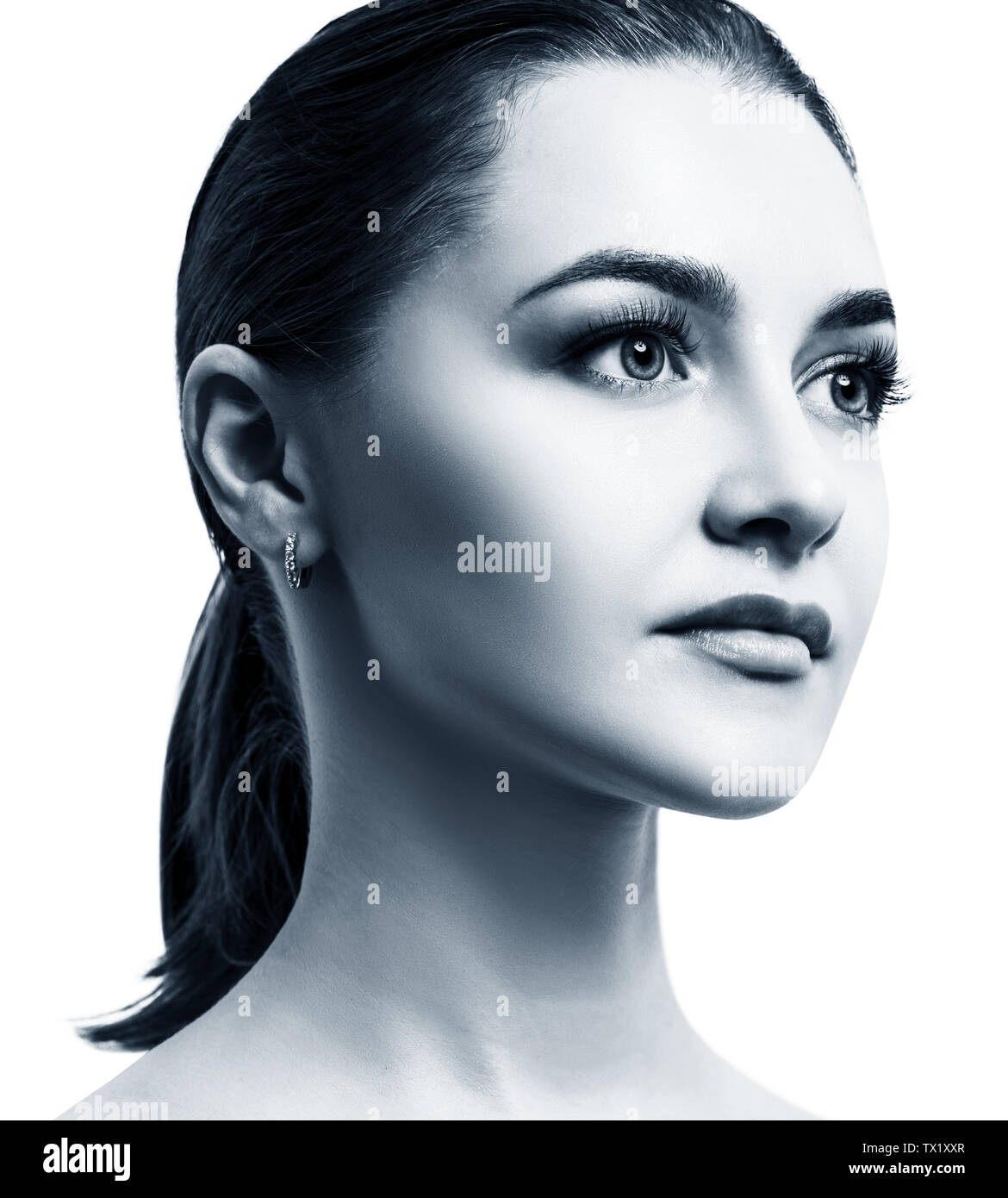 Vue latérale sur le beau visage de femme avec une peau parfaite. Banque D'Images