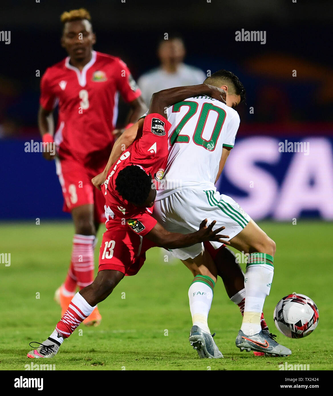 Le Caire. 23 Juin, 2019. Youcef Atal (R) de l'Algérie rivalise avec Erick Ouma Otieno du Kenya au cours de la coupe d'Afrique des Nations 2019 groupe C match entre l'Algérie et l'Egypte, Kenya en Cario le 23 juin 2019. L'Algérie a gagné 2-0. Huiwo Crédit : Wu/Xinhua/Alamy Live News Banque D'Images