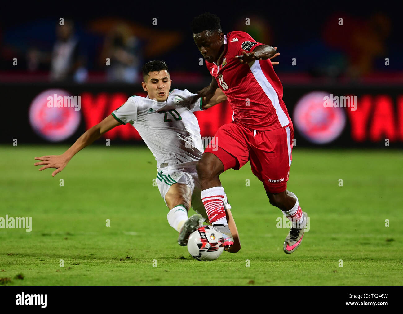Le Caire. 23 Juin, 2019. Erick Ouma Otieno (R) du Kenya rivalise avec Youcef Atal de l'Algérie lors de la coupe d'Afrique des Nations 2019 groupe C match entre l'Algérie et l'Egypte, Kenya en Cario le 23 juin 2019. L'Algérie a gagné 2-0. Huiwo Crédit : Wu/Xinhua/Alamy Live News Banque D'Images