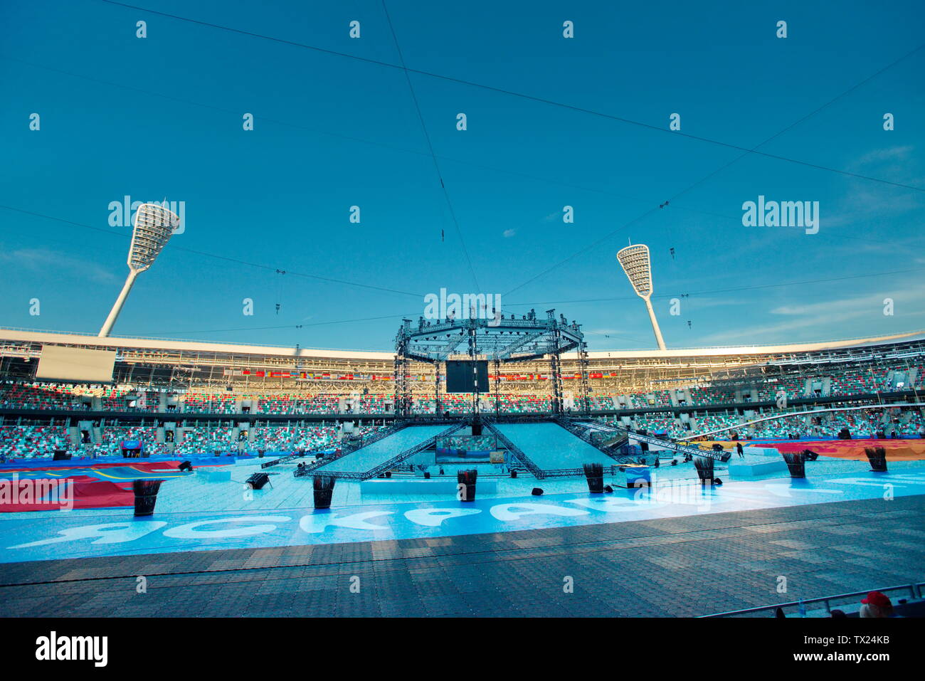 Minsk, Belarus - 19 juin 2019. Vue grand angle du stade du Dynamo reconstruit où le deuxième jeux européens sera. Affiche officielle avec mascotte de Banque D'Images