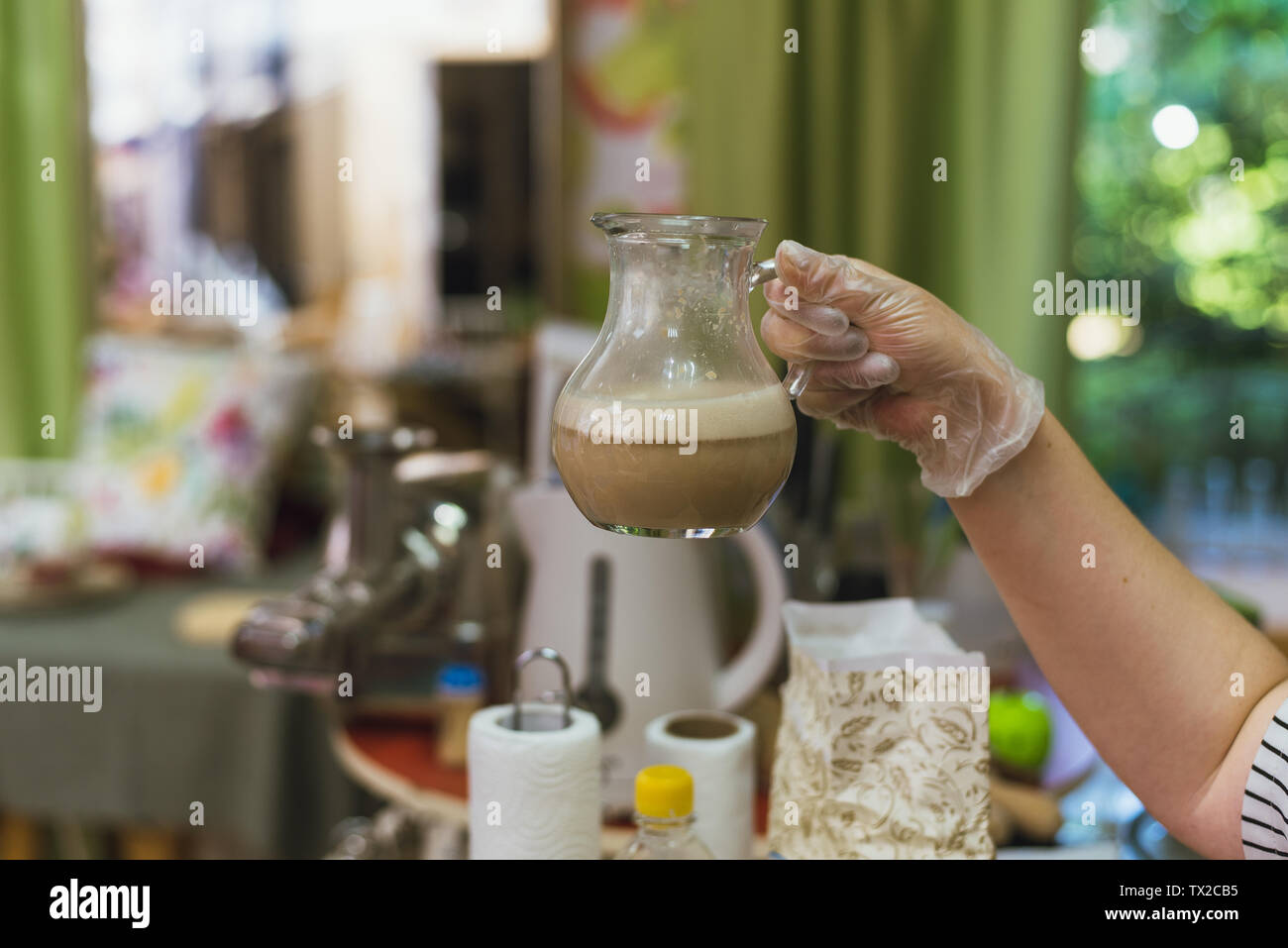 - Vis de levure, le sucre et l'eau dans le verre. Cook verse de l'eau bouillante sur la levure pour obtenir le mash pour la pâte. En diluant la pâte de levure avec de l'eau bouillante Banque D'Images