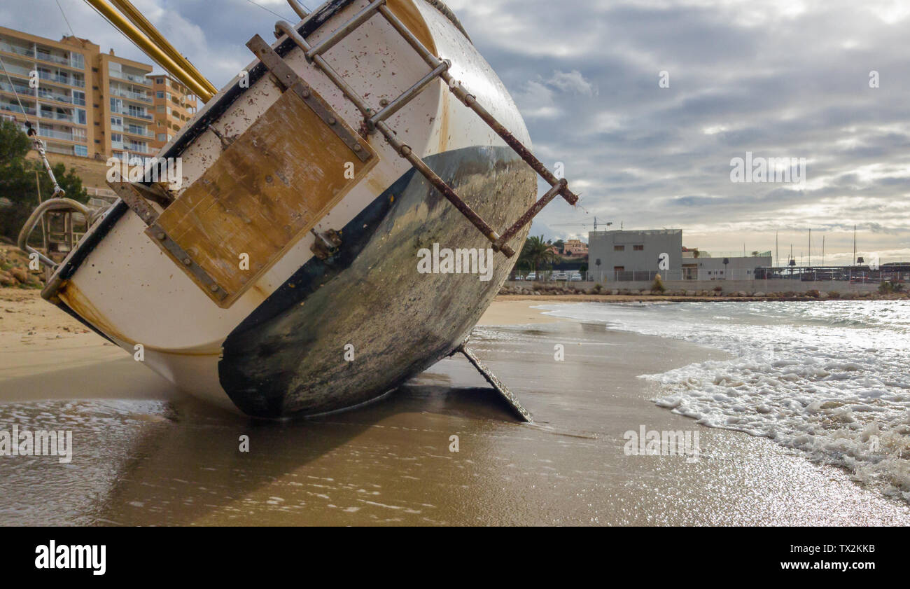 Bateau à voile vers le rivage. La vue depuis l'arrière. Banque D'Images