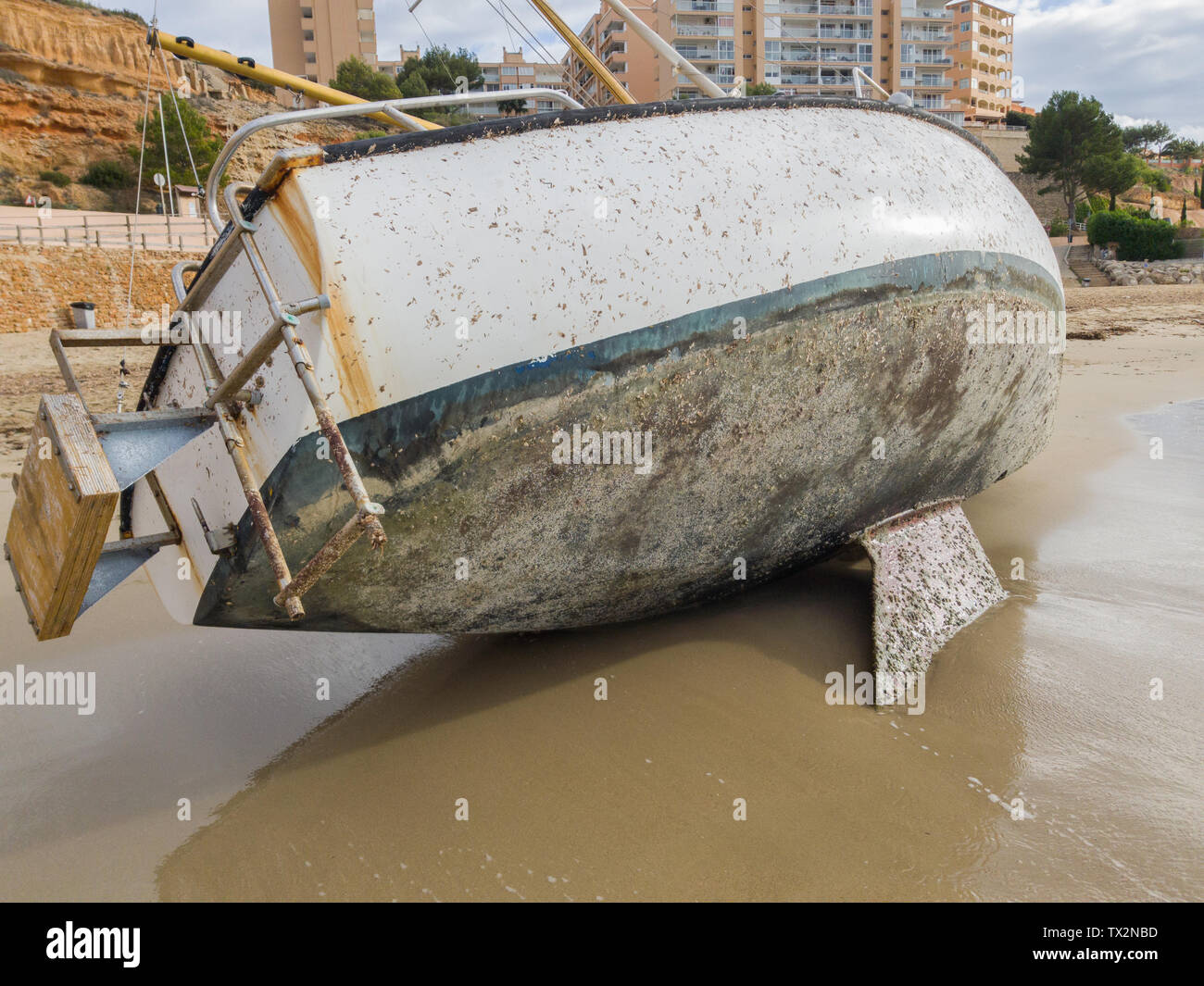 Jeté à terre à louer. Bateau à voile sur la côte sablonneuse. Banque D'Images