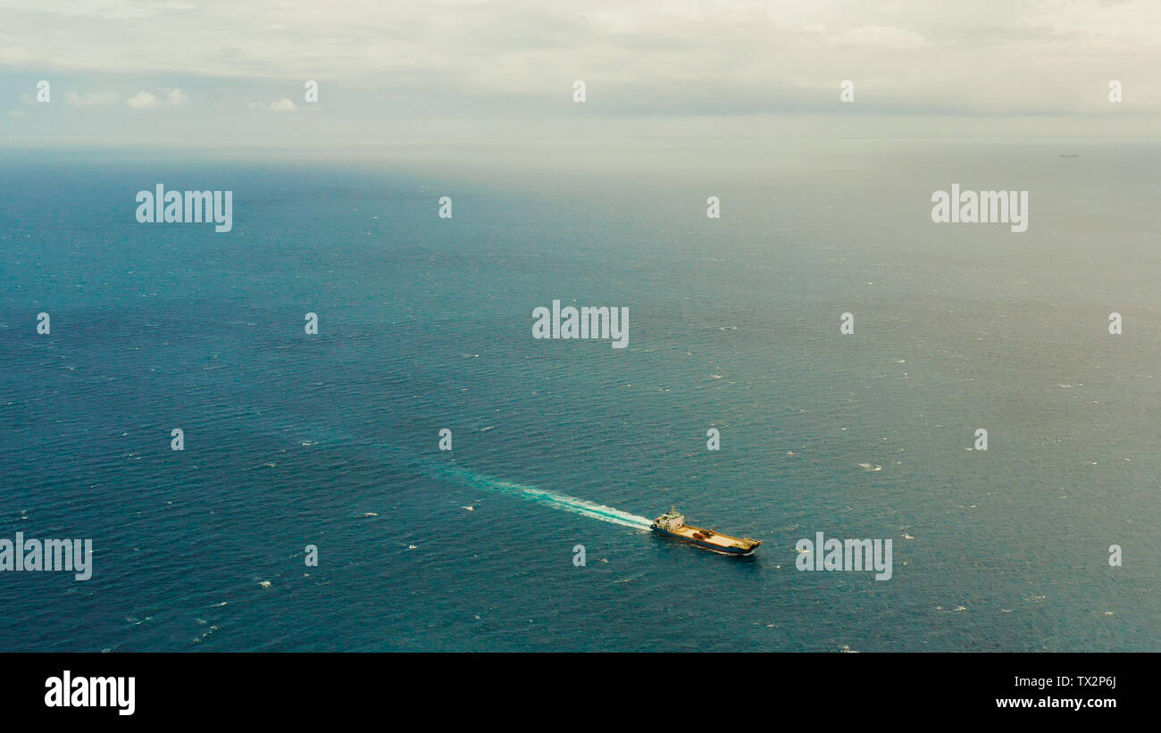 D'un cargo en mer par mauvais temps, vue d'en haut. Bateau naviguant en mer ouverte. Banque D'Images