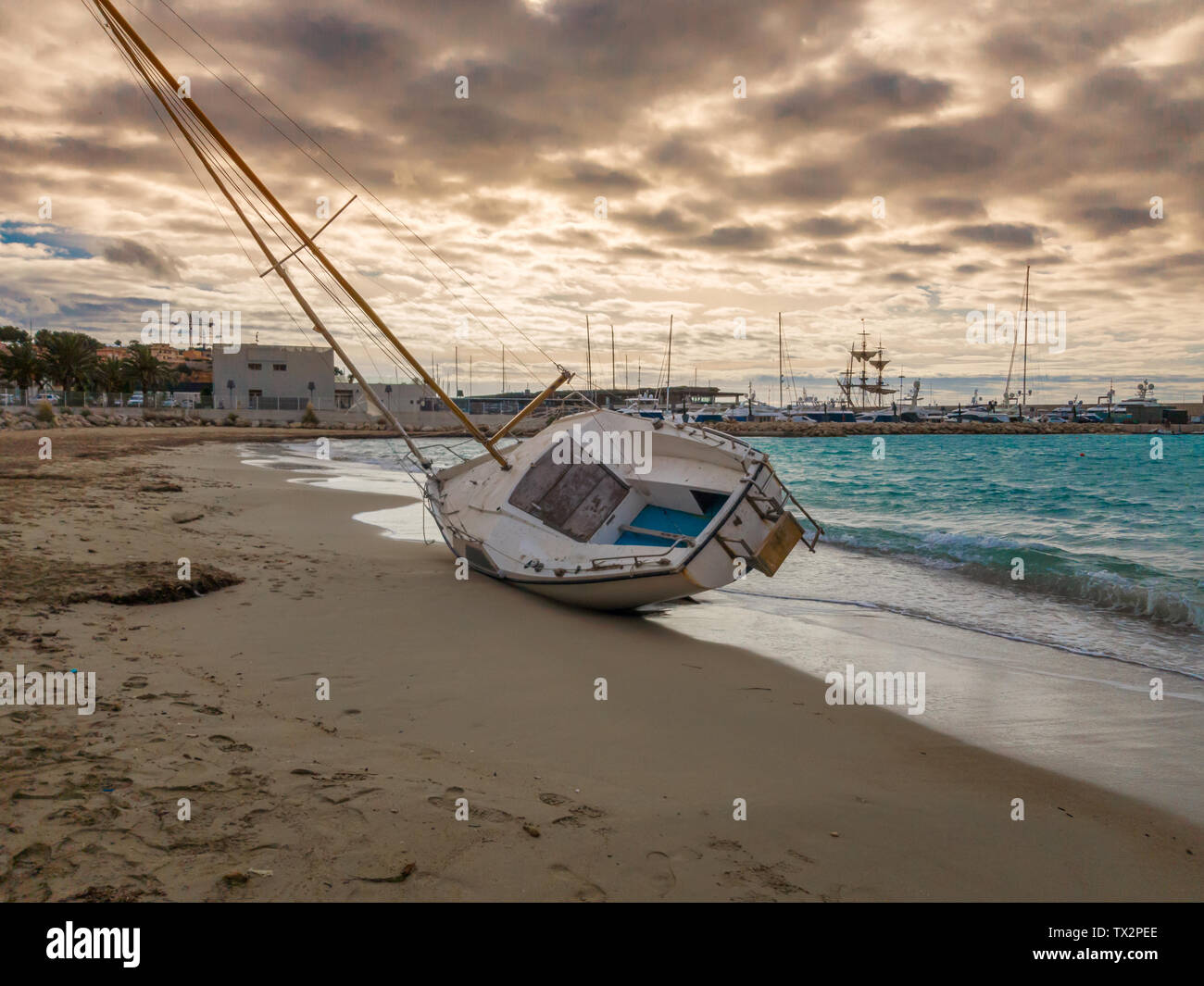 Bateau à voile jeté sur la rive arrachées de moorings tempête. Banque D'Images