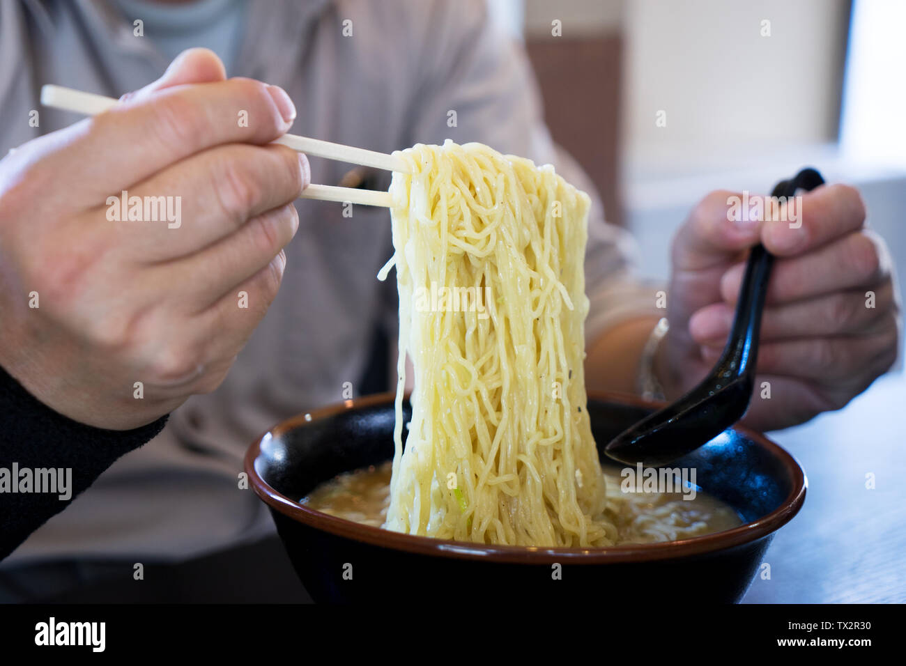 L'alimentation humaine part part un groupe dans l'intérieur pour les adultes avec des femmes avec couteau de cuisine cuisine cuisine cuisine cuisine cuisine cuisine table ne l'un pour le déjeuner. Dîner d'affaires. Famille en santé avec de délicieux Banque D'Images