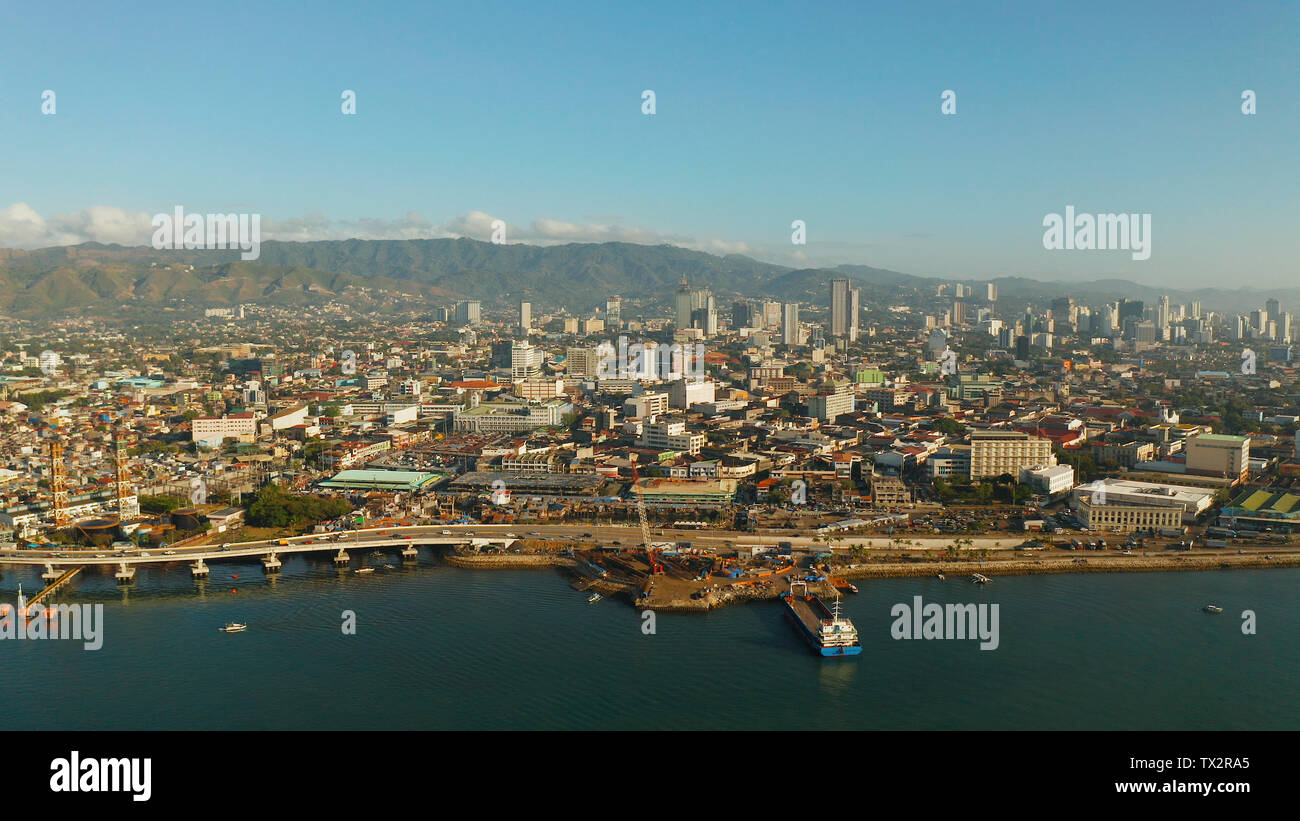 Vue aérienne de panorama de la ville de Cebu avec des gratte-ciel et bâtiments pendant le lever du soleil. Aux Philippines. Banque D'Images