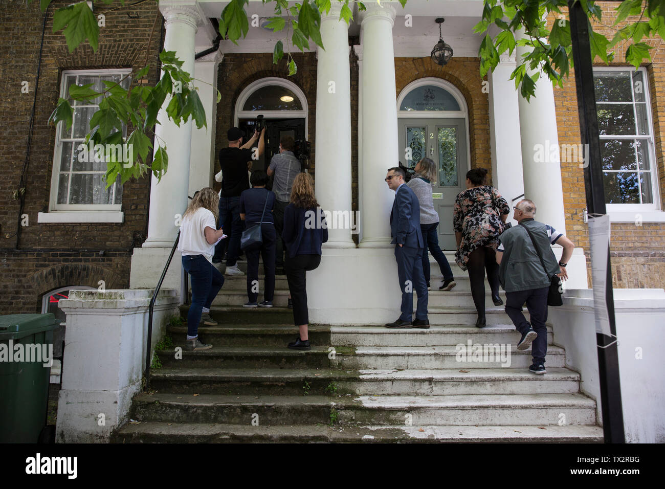 Support sur la porte à l'extérieur de l'adresse résidentielle de Boris Johnson MP pour le parti conservateur et petite amie Carrie Symonds, Londres, Angleterre, Royaume-Uni Banque D'Images