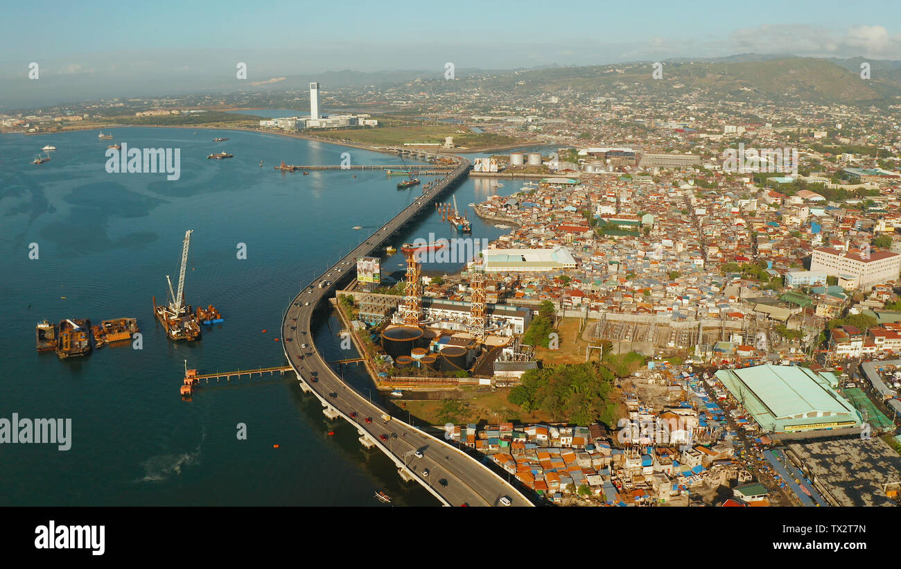Ville de Cebu Vue de dessus, le port dans le port et les navires de charge et d'une route avec des voitures près de la mer. Philippines, Cebu. Banque D'Images