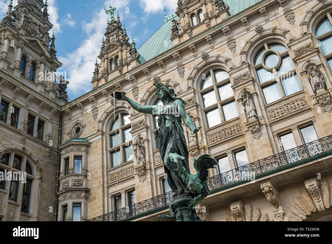 Hôtel de ville (Rathaus) et la cour intérieure, fontaine quartier Altstadt, Hambourg, Allemagne Banque D'Images