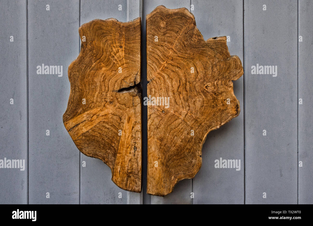 Poignée de porte faite de bois sculpté. Éléments de design décoratif. Banque D'Images