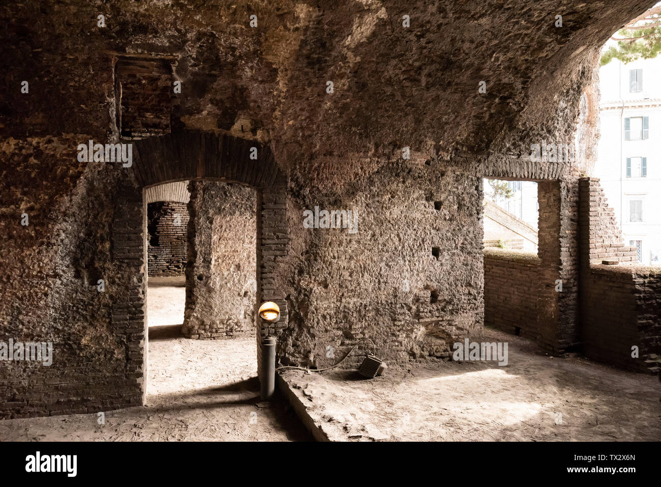 Rome. L'Italie. Insula dell'Ara Coeli, reste d'un bloc appartement romain du 2e siècle, vue de l'intérieur du troisième étage. Banque D'Images