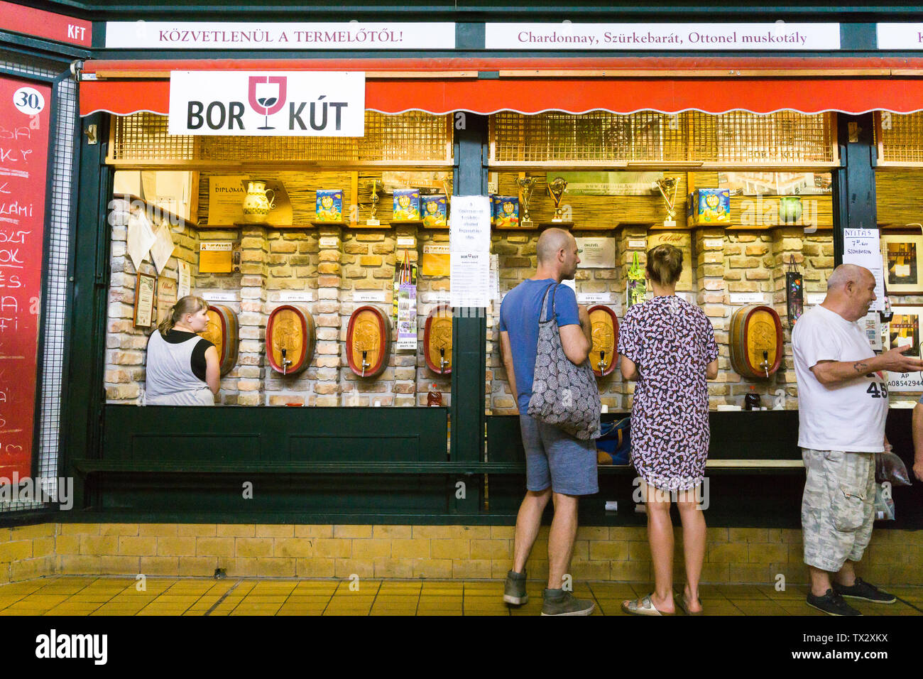 Borkut, le vignoble hongrois, qui vendent du vin en vrac à l'échoppe de marché Rákóczi tér à Budapest. Banque D'Images