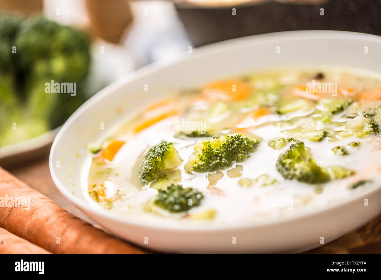 Soupe de légumes de brocoli oignon et d'autres ingrédients. Les aliments et les repas végétariens sains Banque D'Images