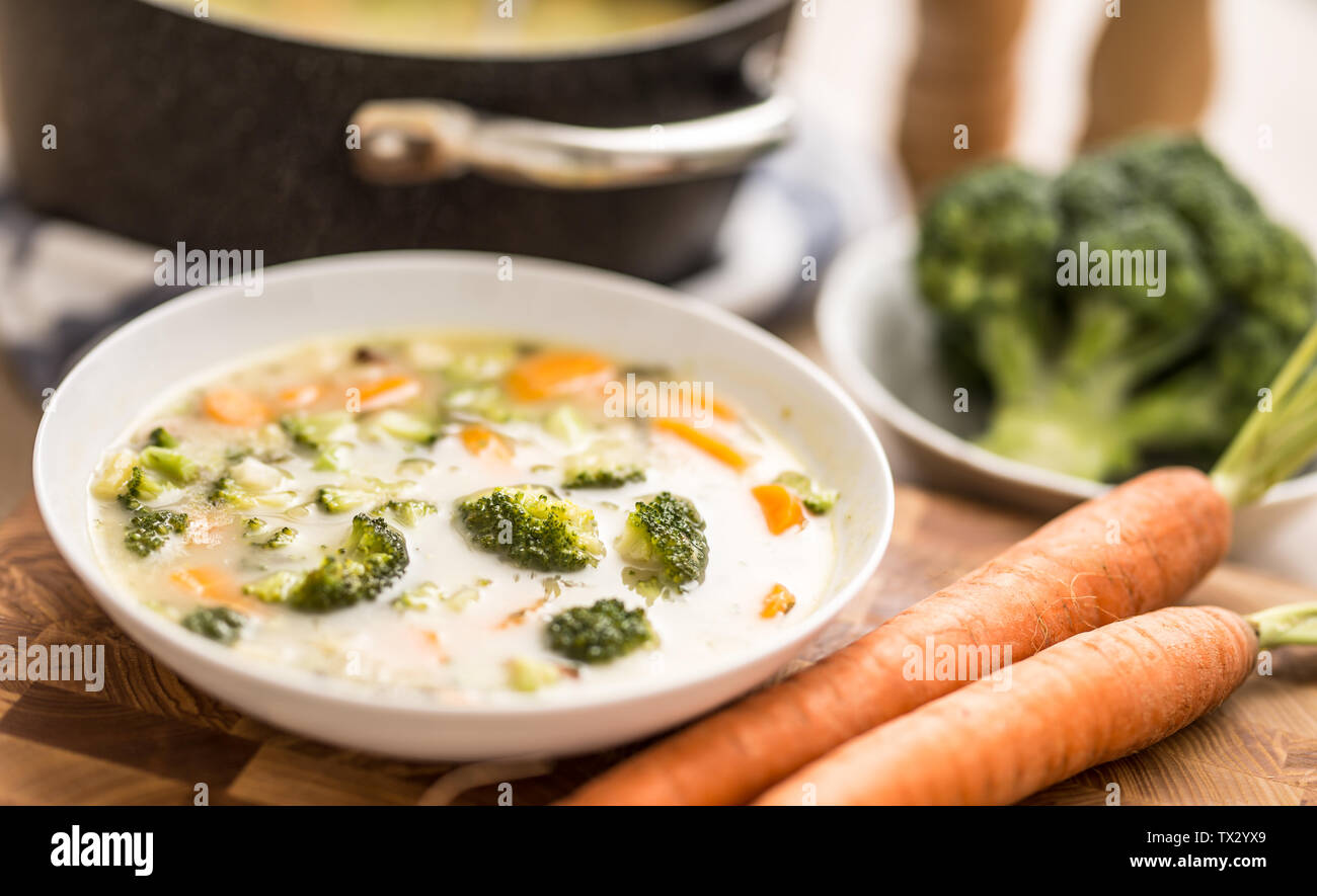 Soupe de légumes de brocoli oignon et d'autres ingrédients. Les aliments et les repas végétariens sains Banque D'Images