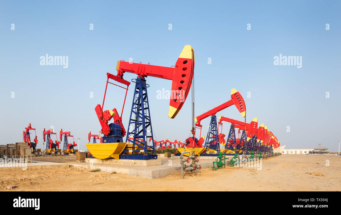 Voir de nombreuses unités de pompe avec oilfield Banque D'Images