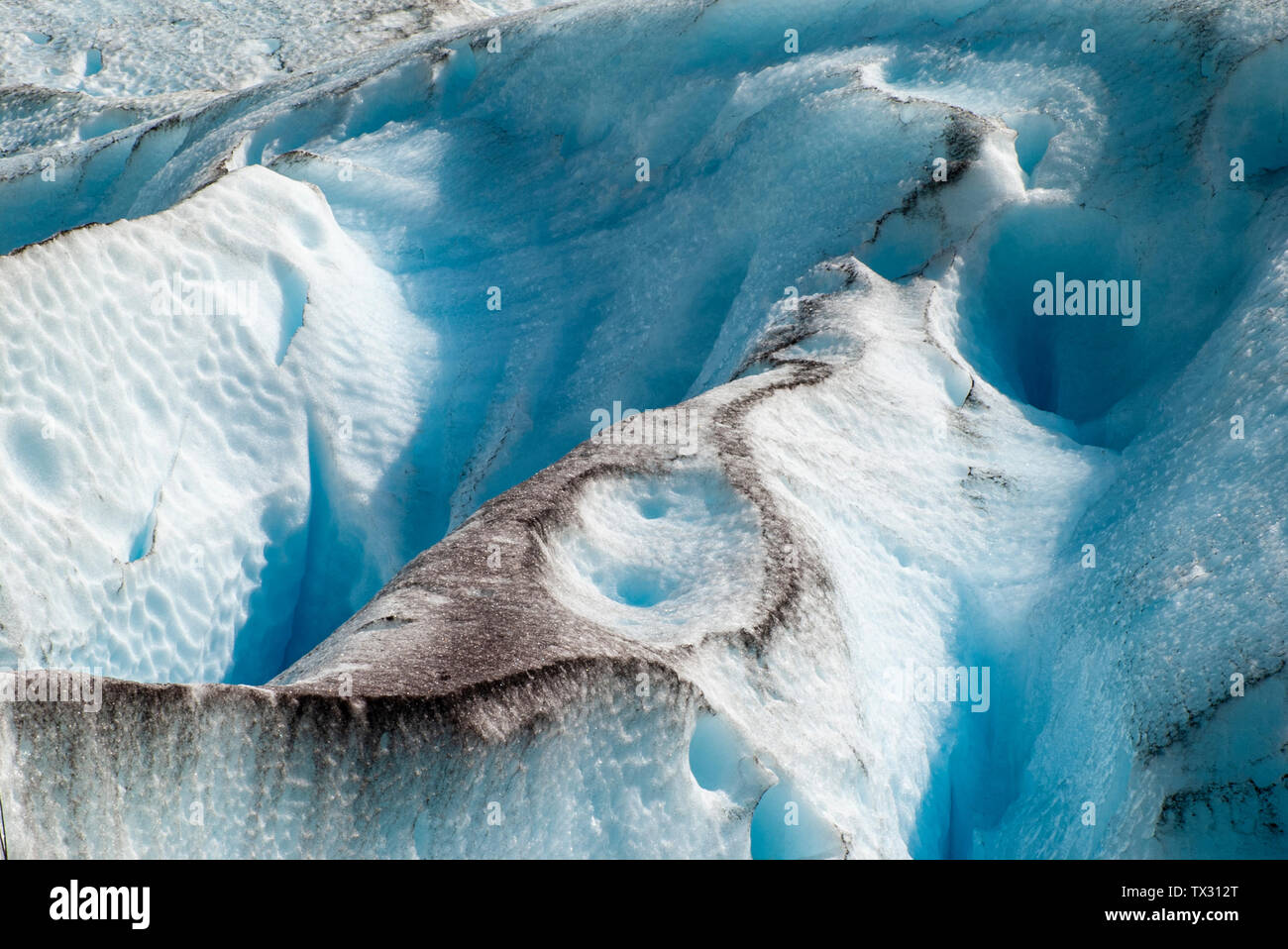 Résumé Les formes et les lignes de glace de glacier avec de la poussière et du sable sur la glace bleu et blanc Banque D'Images