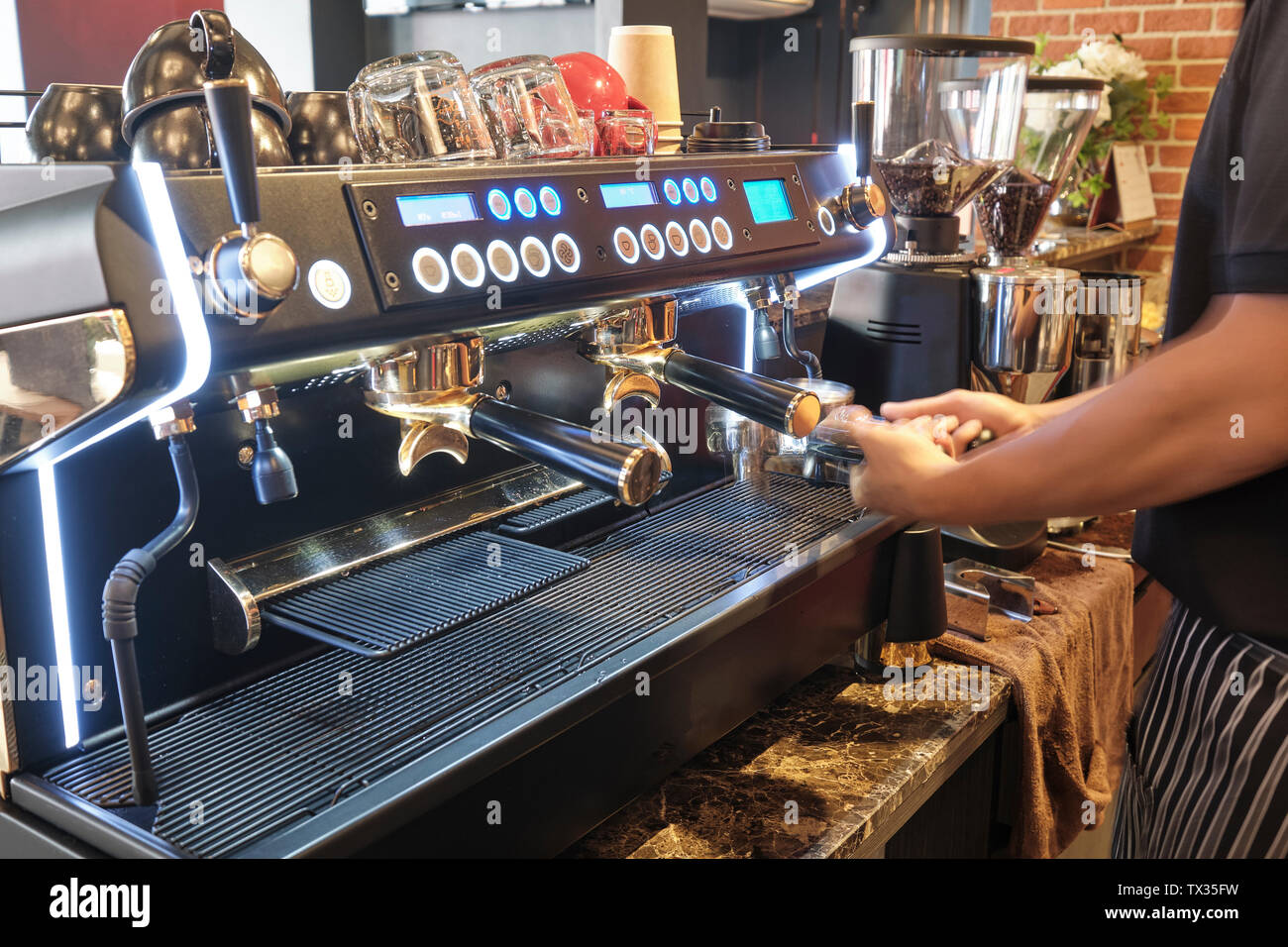 Professional coffee machine Banque de photographies et d'images à haute  résolution - Alamy