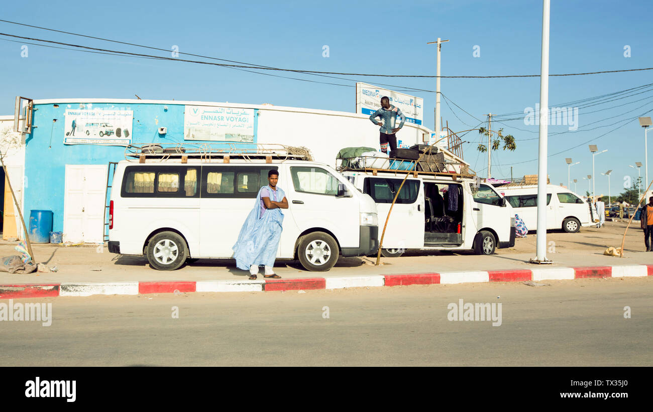 L'Afrique, le Sénégal, les rues, les petites villes, villes, villages, les véhicules, les routes, les rues, les gens, la vie Banque D'Images