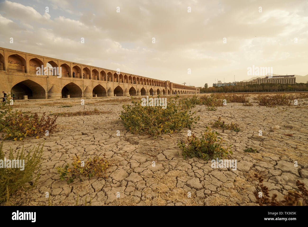 La rivière Zayandeh à Ispahan, sec, sans eau, à l'arrière-plan le pont des 33 arches (Si-O Seh Pol) Banque D'Images