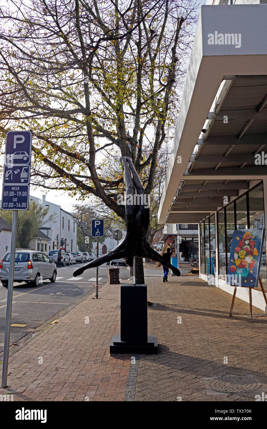 Fille du vent monumental sculpté par Vincent Da Silva dans Church Street, Stellenbosch. Banque D'Images
