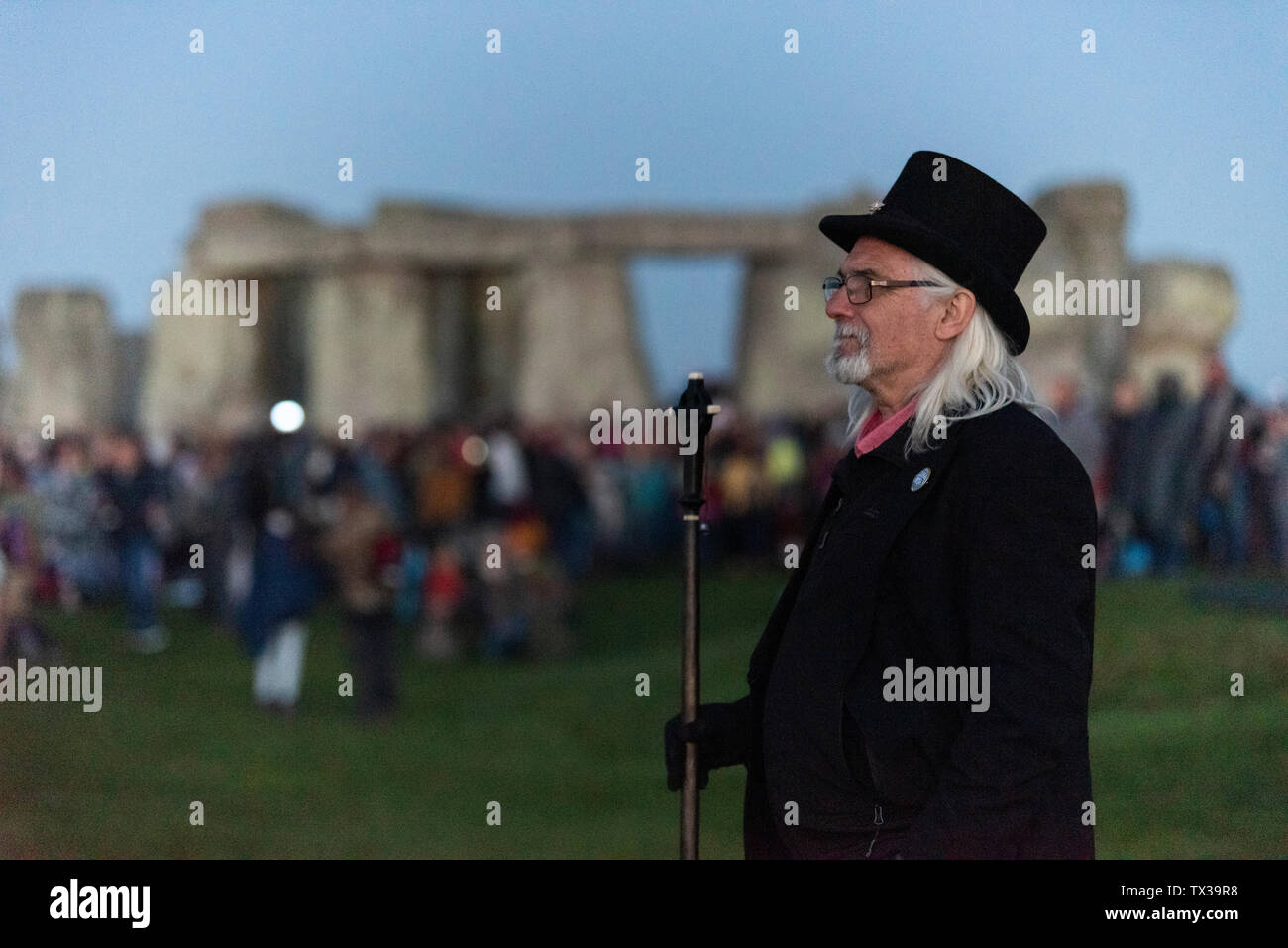2019 le solstice d'été à Stonehenge, Wiltshire, Royaume-Uni, voit la foule dans ses milliers attendre et regarder le soleil se lever sur le jour le plus long. Banque D'Images