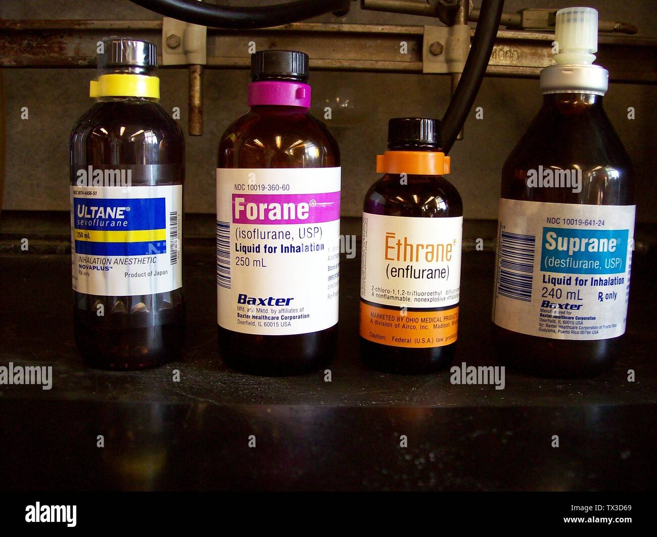 English Bouteilles D Isoflurane Enflurane Sevoflurane Et Desflurane Le Plus Commun De L Ether Flurane Fluores Anesthesiques Par Inhalation Fluranes Sont Codes En Couleur Sevoflurane Est Tachete De Jaune L Isoflurane Enflurane Violet