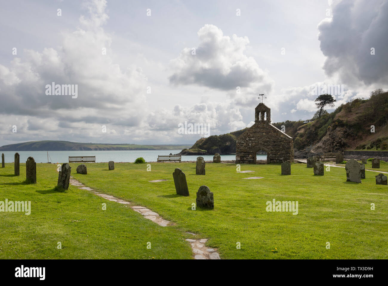 Ancienne église et pierres tombales au MCG Yr Eglwys dans le parc national de Pembrokeshire Coast, à l'ouest du pays de Galles. Banque D'Images