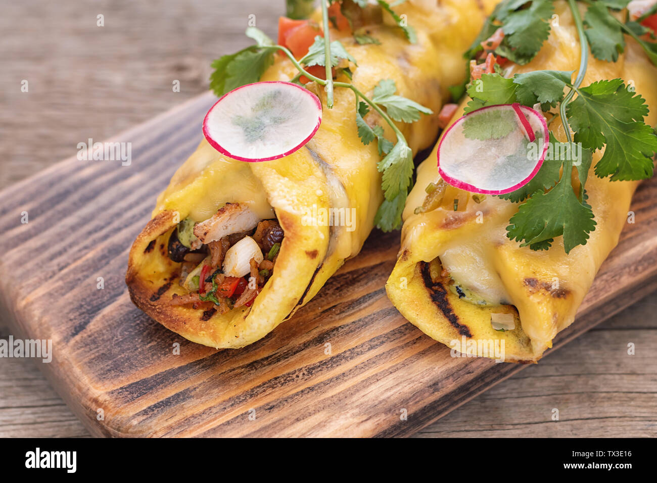 Enchiladas mexicains traditionnels avec la viande de poulet et tomate Banque D'Images