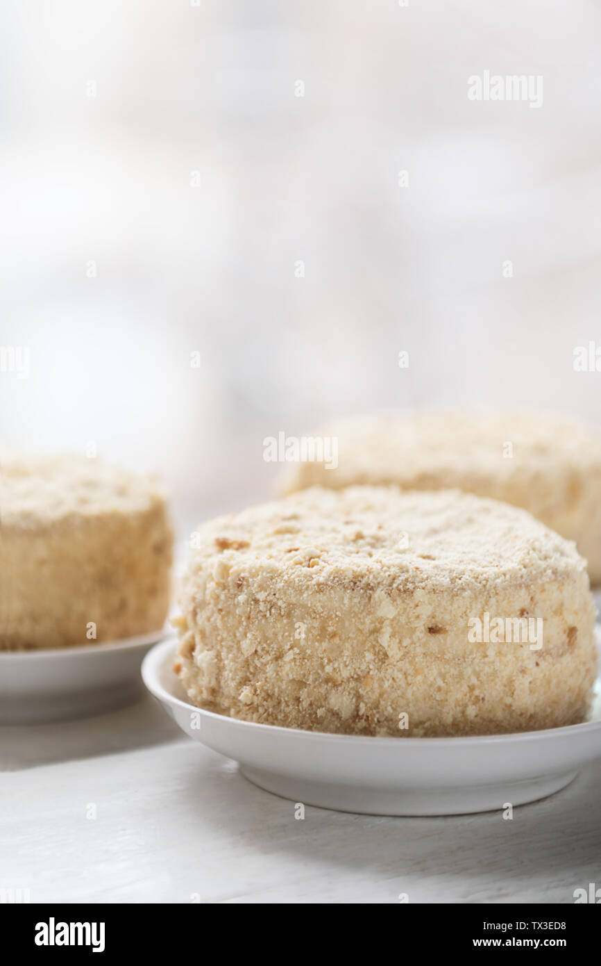 Napoleon Gateau Sur La Plaque Blanche La Cuisine Russe Gateau Multicouche Avec Creme Patissiere Photo Stock Alamy