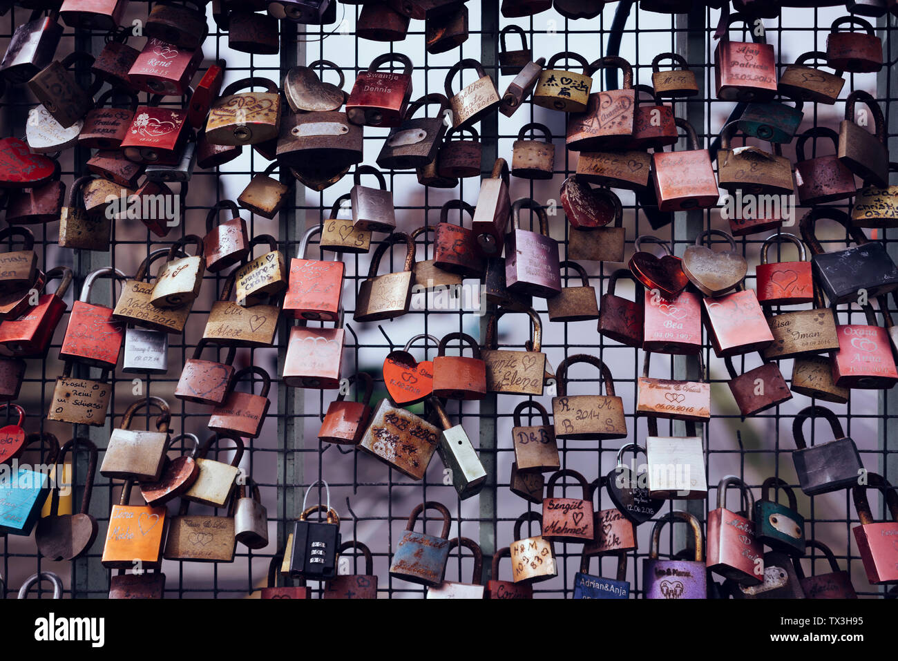 Love lock cadenas sur barrière, Reeperbahn, Hambourg, Allemagne Banque D'Images