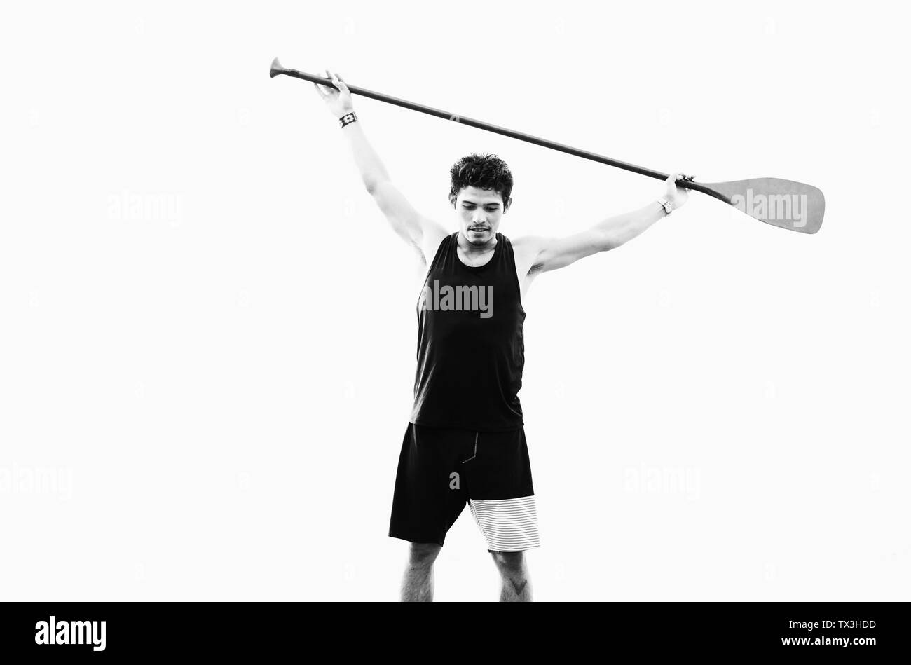 Les jeunes, fit man holding oar passage Banque D'Images