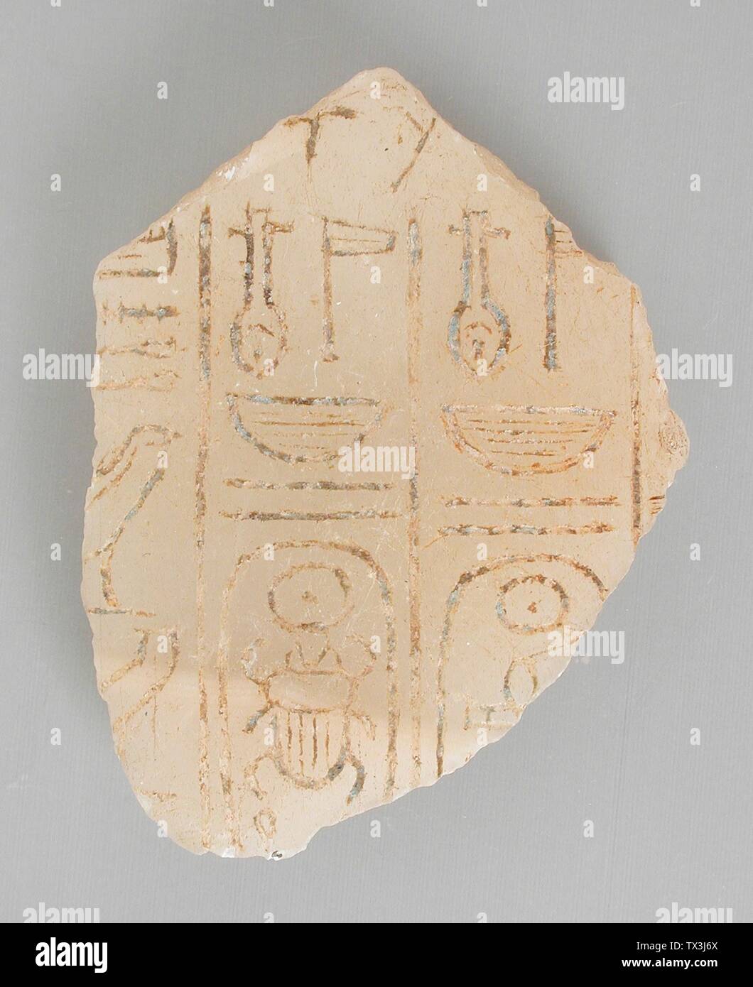 Fragment d'un navire avec les Noms de trône de Senwosret I et d'Amenemhat I; Egypte, Royaume du milieu, 12ème dynastie, co-régence d'Amenemhat et Senwosret, pendant le règne du Mobilier de Senwosret I; Serviceware Calcite largeur: 1 5/8 in. (4,2 cm) Don de Carl W. Thomas (M. 80.203.227) copie d'archive d'art égyptien à la machine de Wayback (archivée le 22 janvier 2019); Pendant le règne de Senwosret I; Banque D'Images