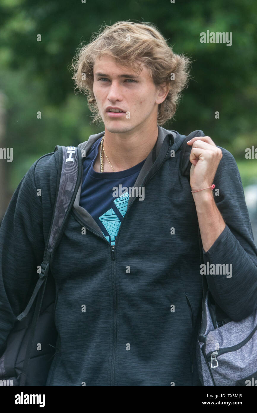 Wimbledon, Londres, Royaume-Uni. 24 Juin, 2019. Alexander Zverev (Allemagne) arrive au PROFILS TÊTES) (All England Lawn Tennis et croquet Club pour la pratique de l'avant du tournoi de Wimbledon qui débute au 1er juillet Crédit : amer ghazzal/Alamy Live News Banque D'Images