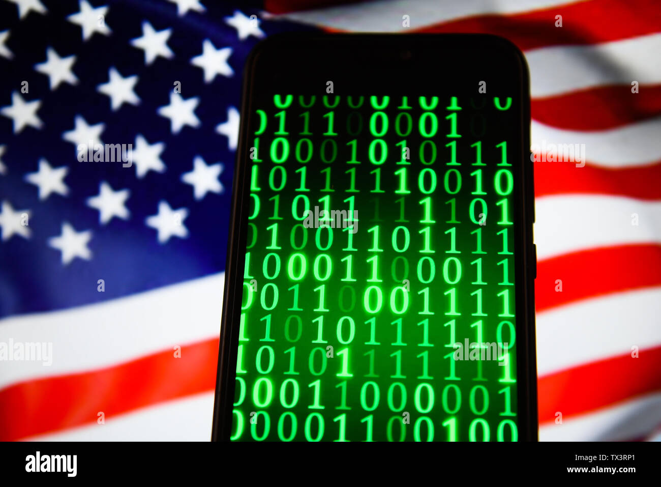 Dans cette photo illustration code binaire vu affichée sur un smartphone. Banque D'Images