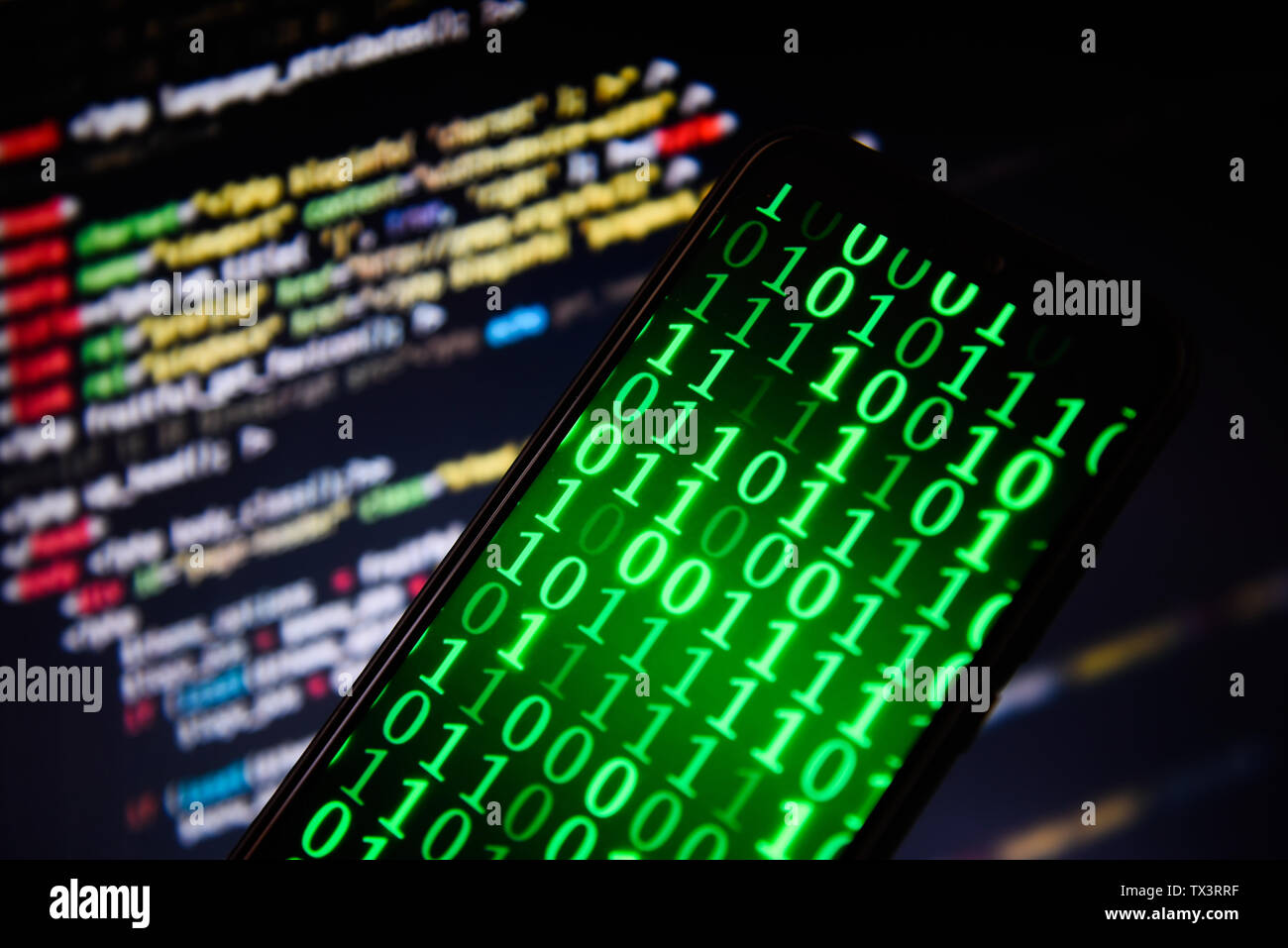 Dans cette photo illustration code binaire vu affichée sur un smartphone. Banque D'Images