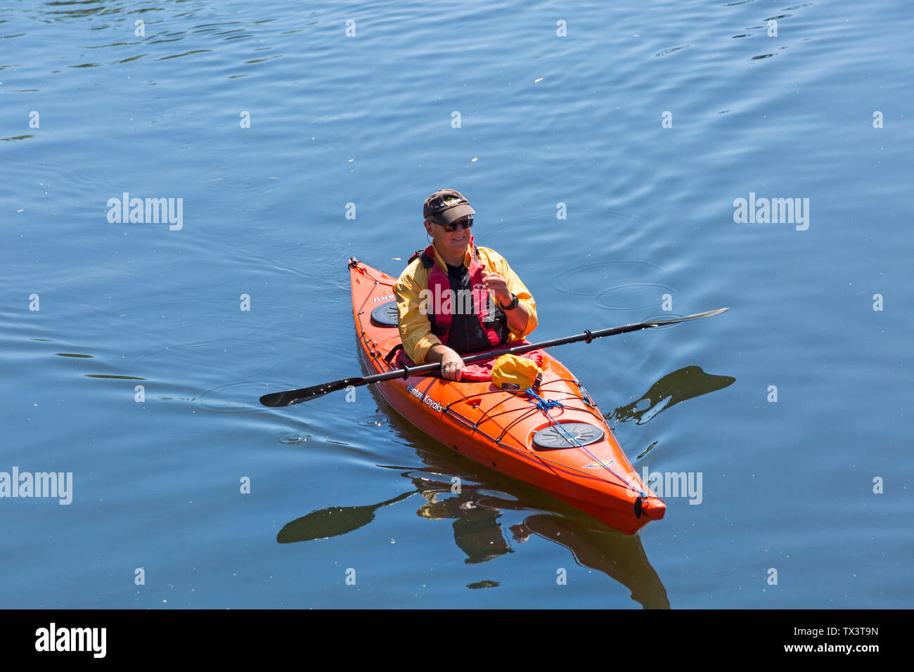 L'homme dans des sociétés de kayaks kayak sur Dorset Canot jour sur la rivière Stour, Iford, Dorset UK en Juin Banque D'Images