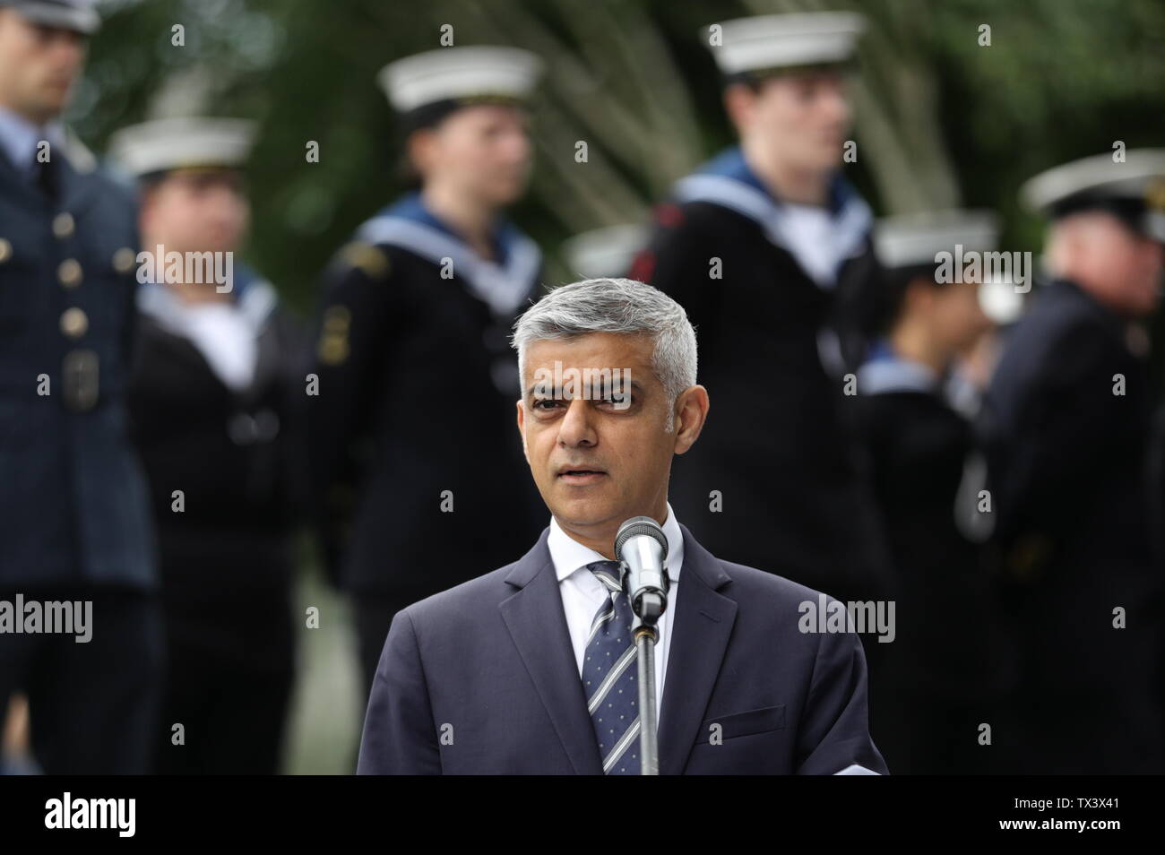 Maire de Londres Sadiq Khan parle au cours d'une cérémonie de lever de drapeau à l'Hôtel de Ville, Londres, d'appuyer les hommes et les femmes qui composent les Forces armées de la communauté avant la Journée des Forces armées. Banque D'Images