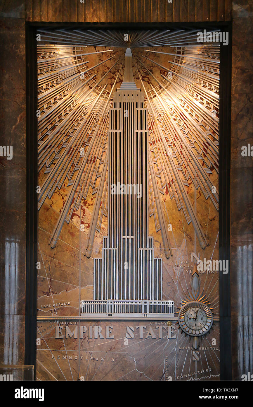 Empire state building hall et ascenseurs Banque de photographies et d’images à haute résolution
