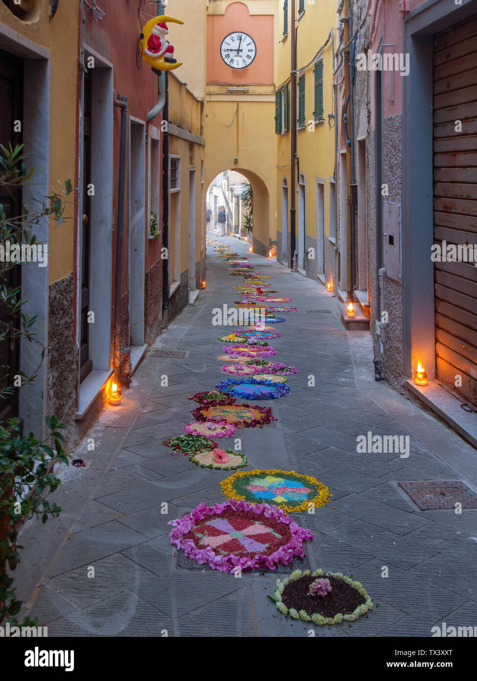 Village local fête religieuse, tapis de fleurs, de Corpus Christi, le 23 juin 2019. Les rues sont décorées de fleurs avant d'une procession religieuse. La Banque D'Images