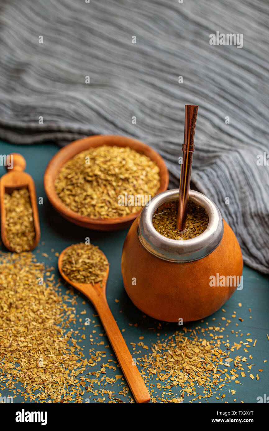 Pile de feuilles de thé maté et thé mate boisson servi à calabash gourd avec bombilla Banque D'Images