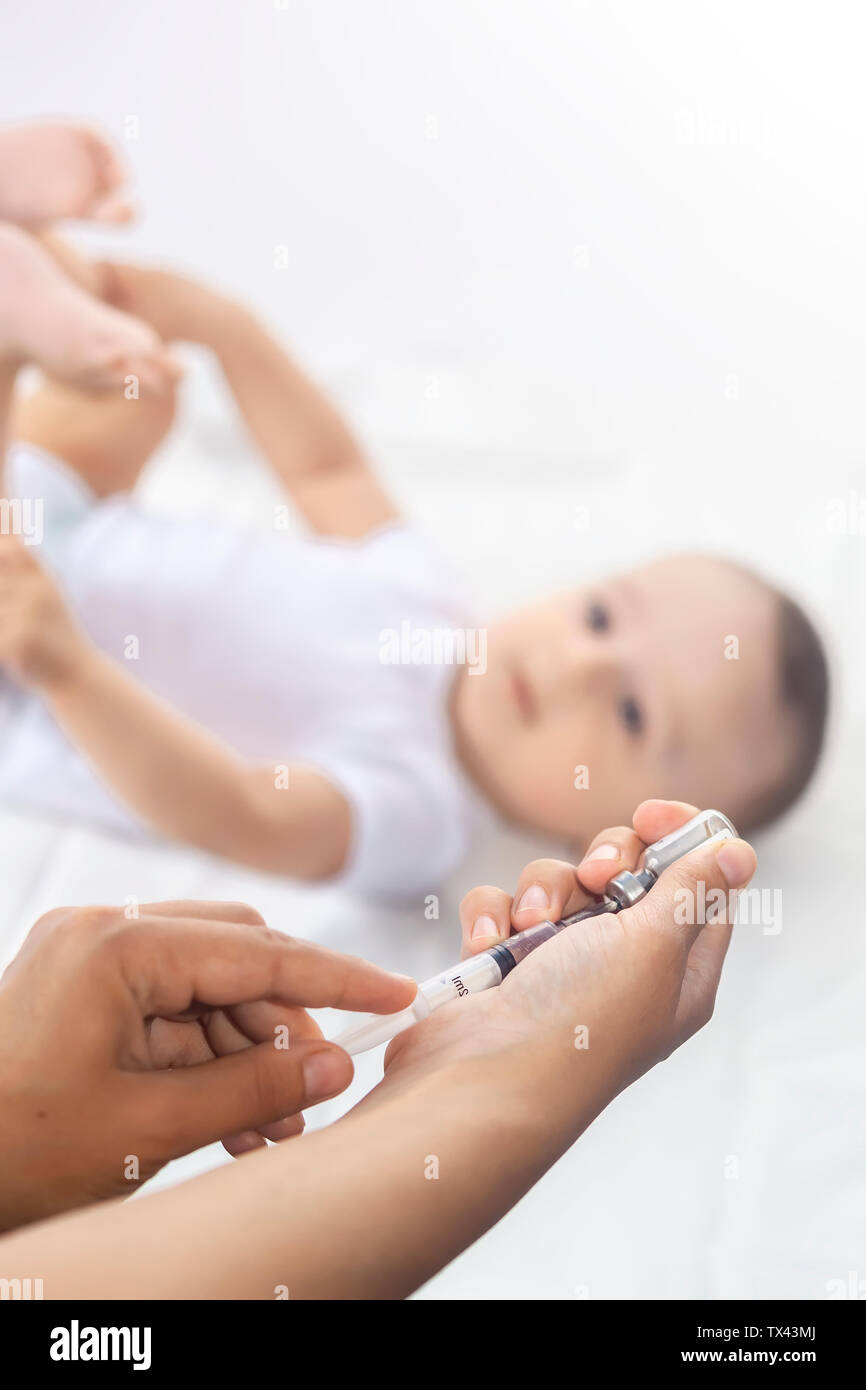 Injection Intramusculaire Enfant Banque D Image Et Photos Alamy