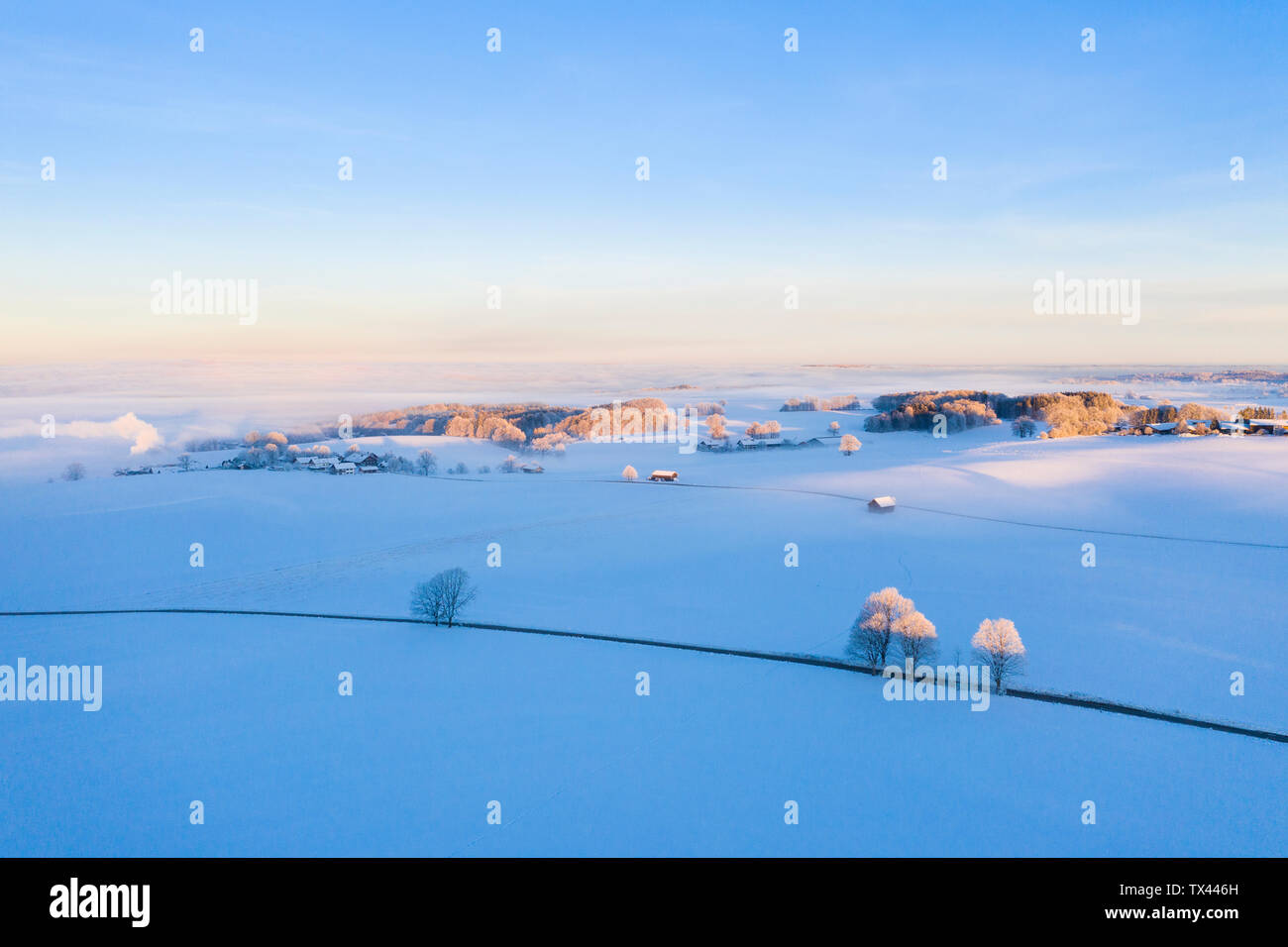 Allemagne, Bavière, Attenkam, paysage d'hiver au lever du soleil, vue aérienne Banque D'Images