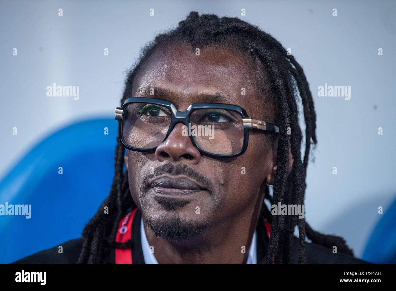 Le CAIRE, ÉGYPTE - JUIN 23 : coach Aliou Cisse du Sénégal cherche sur pendant la coupe d'Afrique des Nations 2019 groupe C match entre le Sénégal et la Tanzanie au stade du 30 juin le 23 juin 2019 au Caire, Égypte. (Sebastian Frej/MO Media) Banque D'Images