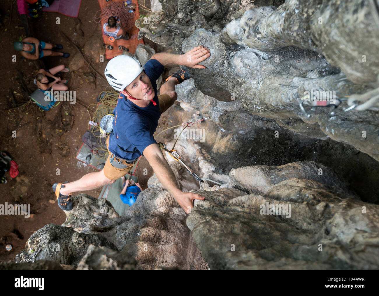 La Thaïlande, Krabi, Railay Beach, l'homme dans l'escalade de rochers Banque D'Images