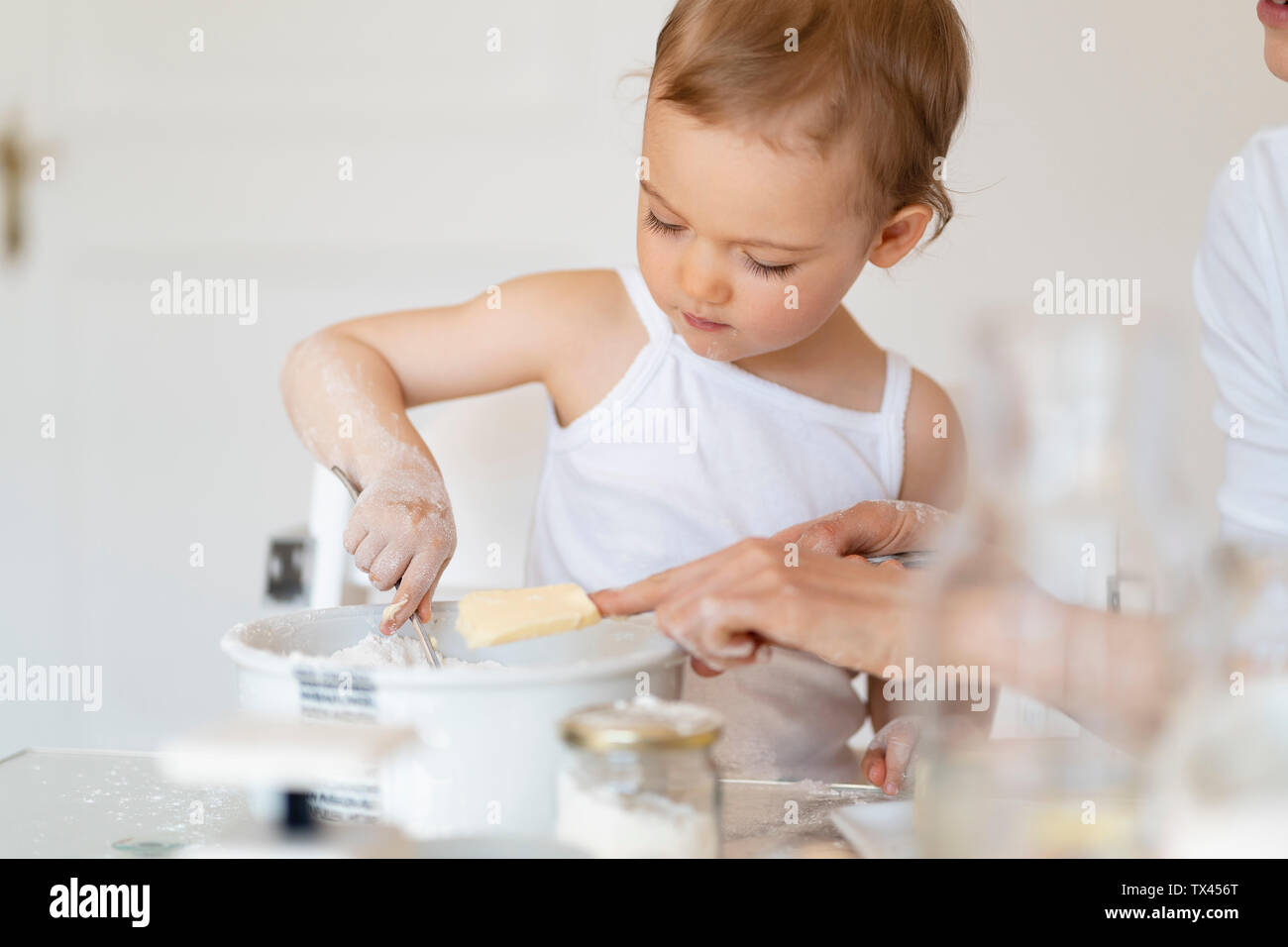 Mère et fille faire un gâteau ensemble dans la cuisine à la maison Banque D'Images