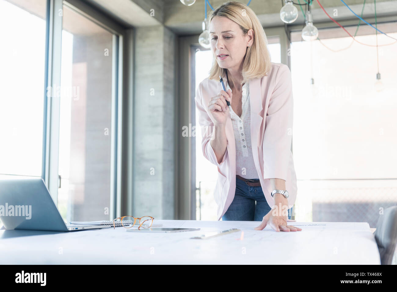 Businesswoman working in conference room in office Banque D'Images