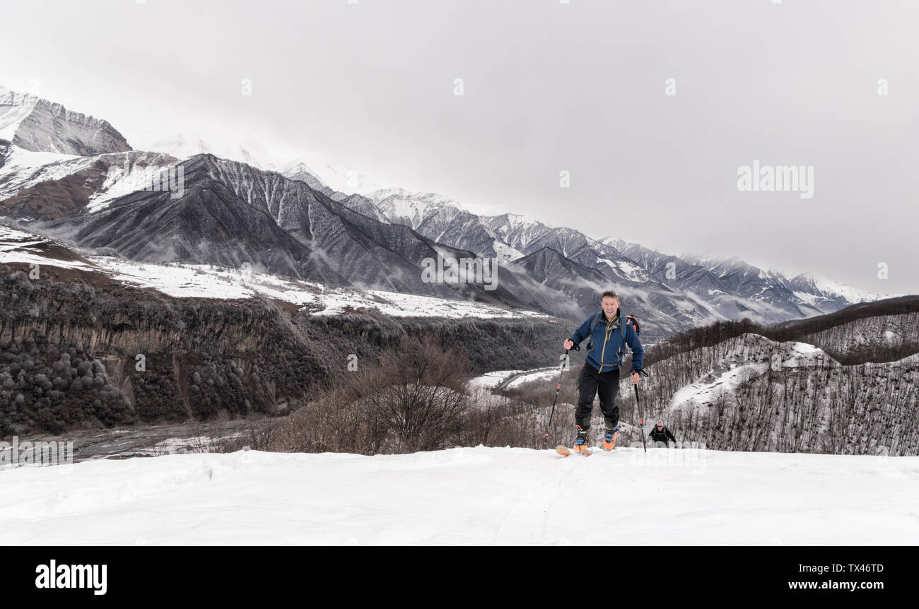 La Géorgie, Caucase, Gudauri, l'homme sur un tour de ski de monastère Lomisi Banque D'Images